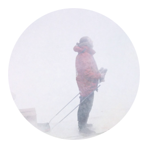 varmepumpemontør er en helt når han går igjennom snøstormen for å komme seg frem til kunden som trenger hjelp